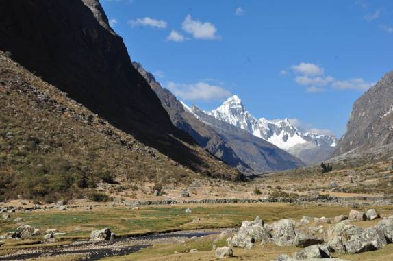 Área do primeiro acampamento, já se aproximando da neve, na região da Cordillera Blanca, próximo à Huaraz - Peru